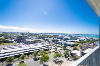 Cosy and Breezy Harbour Views Apartment
