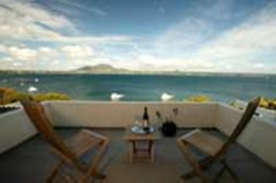 Acacia Bay Lakefront B&B
