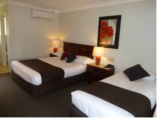 McNevins Warwick Motel