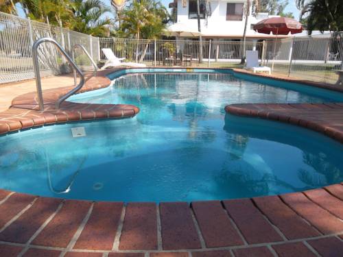 Kinka Palms Beachfront Apartments / Motel