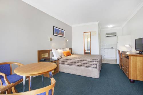 Coopers Colonial Motel