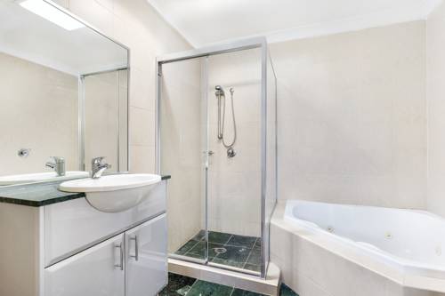 Castle Hill Self-Contained Modern Four-Bedroom House (128 HAR)