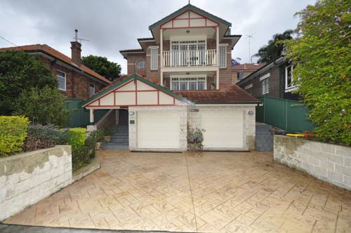 Kingsford Self-Contained Modern Three-Bedroom Apartment (12 SHW)