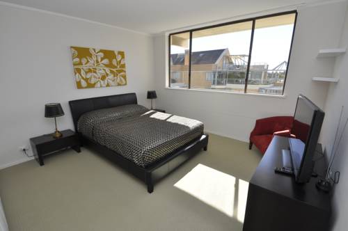 North Sydney Self-Contained Modern Two Bedroom Apartment (21RIG)