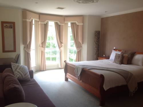 Montfort Manor