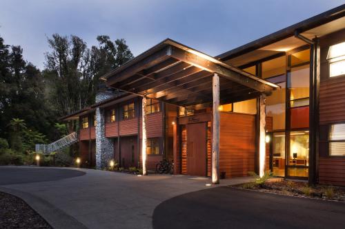 Te Waonui Forest Retreat